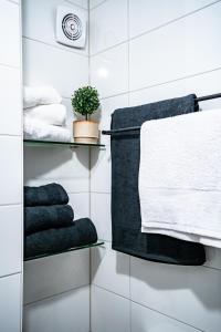 威斯巴登50% Rabatt - zentral - Designstudio - 3 Pers.的浴室的墙上挂着毛巾