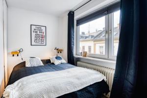 威斯巴登50% Rabatt - zentral - Designstudio - 3 Pers.的一间卧室设有一张床和一个大窗户