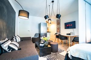 威斯巴登50% Rabatt - zentral - Designstudio - 3 Pers.的一间卧室配有一张床和一张书桌