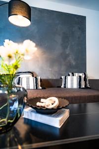 威斯巴登50% Rabatt - zentral - Designstudio - 3 Pers.的一张桌子,上面有一本书和一个花瓶