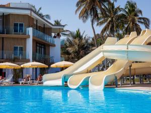 萨拉昆达Kombo Beach Resort的度假村游泳池的滑梯