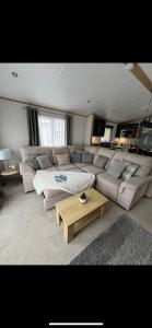 UlromeThe Luxe Lodge, Skipsea Sands Bridlington的带沙发和咖啡桌的客厅