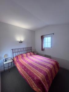 加拉尔盖莱蒙蒂厄La villa De Lina 431 -Self Check In -的一间卧室设有一张大床和一个窗户。