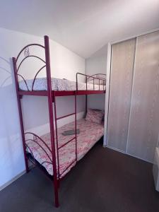 加拉尔盖莱蒙蒂厄La villa De Lina 431 -Self Check In -的一间卧室配有两张双层床。