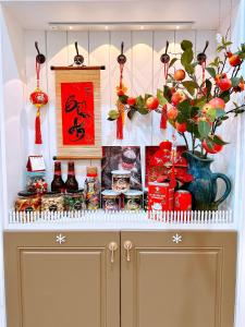 Thôn Kim Long (1)Moon Homestay的满是食物的 ⁇ 子和装有植物的花瓶