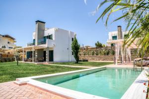 吉奥塔略Heliophos Villa Aelia的享有带游泳池的别墅的外部景致