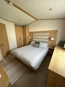 UlromeThe Luxe Lodge, Skipsea Sands Bridlington的一间卧室,卧室内配有一张大床