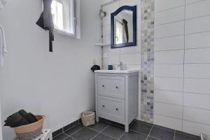 博韦Chambres Beauvais的一间带水槽和镜子的浴室