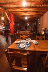 蒂诺加斯塔Hotel de campo luna的餐厅里一张带食物的木桌