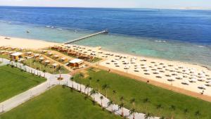 沙姆沙伊赫Rixos Radamis Sharm El Sheikh的享有海滩的空中景致,配有遮阳伞和海洋