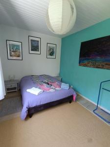 奥尔贝LE GITE DE BRI的一间卧室配有一张蓝色墙壁的床