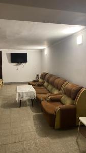 VagharshapatAsatryan’s Guest House的客厅配有大沙发和平面电视