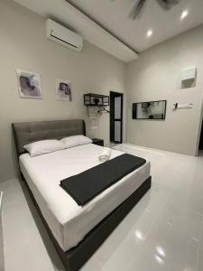 瓜拉丁加奴Anjung Barakah Chalet的一间卧室,卧室内配有一张大床