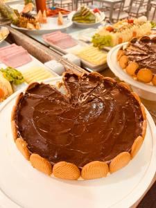 卡舒埃拉斯迪马卡库Hotel Netto的桌上的一块巧克力蛋糕