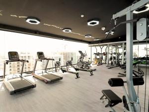 迪拜VESTA - Dubai Residence的大楼内带跑步机和机器的健身房