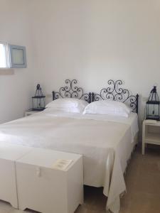 奥特朗托马赛利亚蒙特劳洛酒店的一间卧室配有两张带白色床单的床