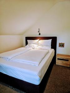 比勒费尔德Apartment Jackie 2的卧室配有一张带白色床单和枕头的大床。