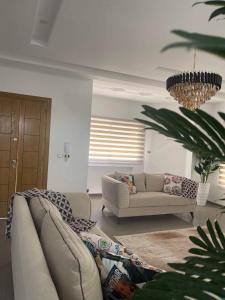 哈马马特Corner of Paradise 4 bedrooms with private pool Yasmine Hammamet的带沙发和吊灯的客厅