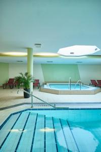 兰格劳塞霍夫斯特兰德酒店的大楼内的大型游泳池