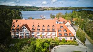兰格劳塞霍夫斯特兰德酒店的享有湖景的大建筑的空中景致