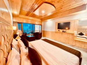 普卢坎Heaven of Tree Lodge的一间卧室配有一张床和一台平面电视