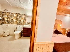 普卢坎Heaven of Tree Lodge的浴室设有床、卫生间和水槽。