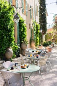 热姆诺La Magdeleine - Mathias Dandine的户外庭院配有桌椅和食物。