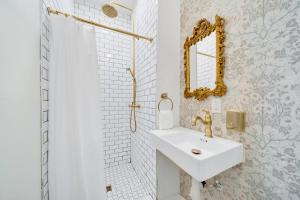 威廉姆斯The Historic Grand Canyon Hotel的白色的浴室设有水槽和镜子