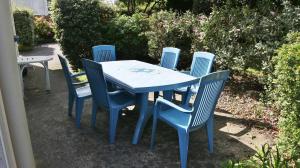 LʼIsle-Saint-CastMaison Quartier de la Fresnaye 8 personnes的一张蓝色桌子,四周摆放着四把椅子