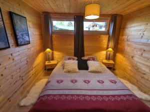 贝尔内Spacieux T3 terrasse en rez coeur de station的小木屋内一间卧室,配有一张床