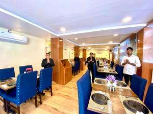商沙巴Hotel Sky International- Airport Zone Hyderabad的一群站在餐馆的人