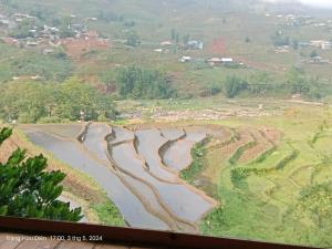 Sa PảSapa rice field view的田野中河流的空中景观