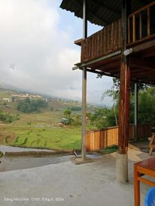 Sa PảSapa rice field view的享有田野景致的房屋门廊