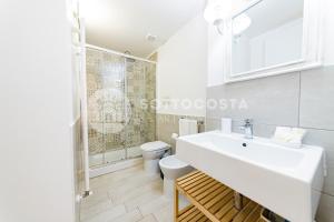 切萨雷奥港InCentro b&b的浴室配有白色水槽和卫生间。