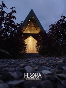 福尔图纳Flora Glamping de Abuela的夜间 ⁇ 染房屋