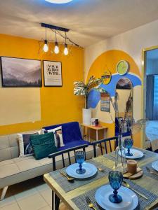 伊洛伊洛Minimalist Condo One Spatial Iloilo 2 Bedroom Unit的客厅配有沙发和桌子