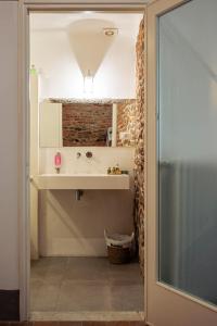 蒙特卡洛安蒂卡萨德拉斯古拉提酒店的一间带水槽和镜子的浴室