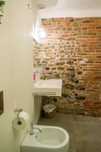 蒙特卡洛安蒂卡萨德拉斯古拉提酒店的一间带水槽和砖墙的浴室
