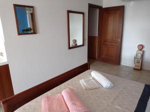 GatticoVilla in the hills between two lakes的一间卧室配有一张带镜子和门的床