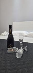 圣费尔迪南多Room's Stromboli的一瓶葡萄酒和一张桌子上的一杯