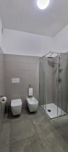 圣费尔迪南多Room's Stromboli的带淋浴、卫生间和盥洗盆的浴室