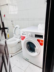 迪拜B.S Hostel DUBAI的一间带卫生间的浴室内的洗衣机