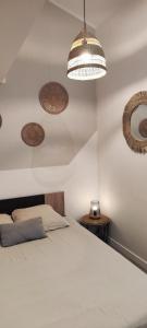 Bourg-Saint-ChristopheLoft and Studio and Love Room的一间卧室配有一张床和三个吊灯