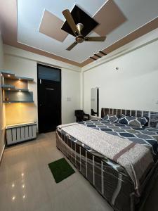 范兰德凡Jadoon Homestay near Prem Mandir的一间卧室配有一张带吊扇的床
