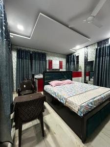 范兰德凡Jadoon Homestay near Prem Mandir的卧室配有1张床、1张桌子和1把椅子