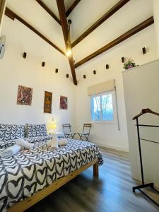 埃斯普卢加·德·隆布雷格Villa Paradise, urban oasis by -Toprentalsbarcelona-的一间带一张床的卧室,位于带木制天花板的房间内