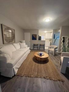 奥兰多Spacious Property at Winter Park - 118的客厅配有白色沙发和茶几