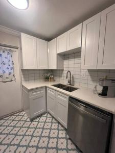 奥兰多Spacious Property at Winter Park - 118的厨房配有白色橱柜、水槽和洗碗机。