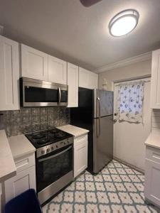 奥兰多Spacious Property at Winter Park - 118的厨房配有炉灶和冰箱。