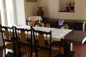 拉帕洛Sunrise的餐桌、椅子和鲜花